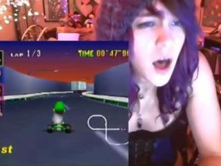 Geek για νέος γυναίκα cums παιχνίδι mario kart