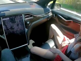 Tinder dátum cums -ban nekem -ban egy tesla tovább autopilot