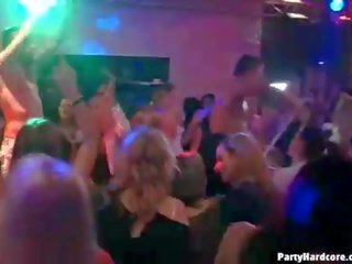 Femme habillée homme nu fête hardcore gone sauvage