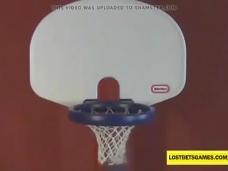 Sexy holky hrať vyzliekanie basketbal, zadarmo dospelé video d4