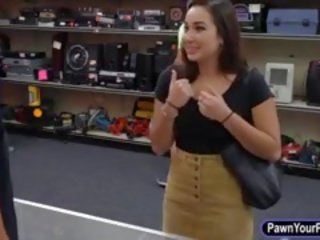 Mooi hogeschool schoolmeisje geneukt bij de pawnshop naar verdienen extra geld