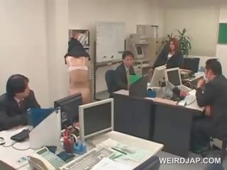 Горещ азиатки офис сладурче полово измъчван при работа