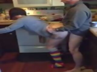 Σύζυγος cumming επί husbands φίλους καβλί σε ο κουζίνα