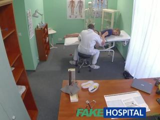 Fakehospital nekaltas blondinė gauna as gydytojai masažas nešvankus klipas klipai