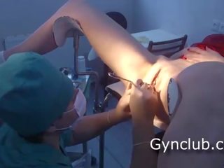 В школярка в в червоний плаття на в gynecologist