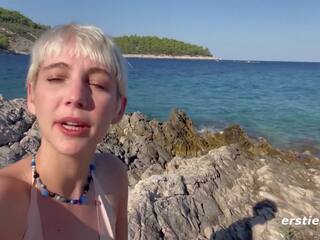 Ersties - attraktiv annika pjäser med själv på en swell strand i croatia