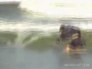 Jap école miel held comme adulte film esclave pisse sur la plage