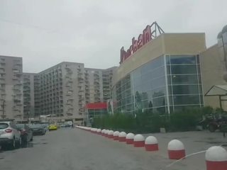 Шофьор такси майната това дама в а публичен станция надясно след shopping