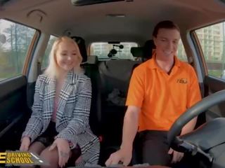 Namaak driving school- blondine marilyn suiker in zwart kniekousen seks in auto