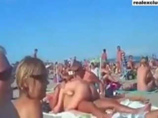 Publique nu plage échangiste cochon film en été 2015