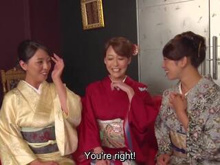Reiko kobayakawa de-a lungul cu akari asagiri și un additional partner sta în jurul și admira lor la modă meiji eră kimonos