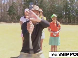 Delightful aasia teismeline tüdrukud mängima a mäng kohta stripp golf: hd räpane klamber 0e