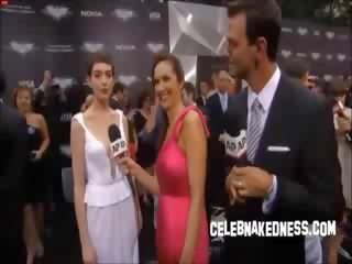 Celeb anne hathaway pokers di itu gelap ksatria premiere