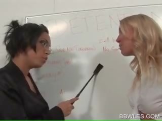 Fetichista profesora culo azotando rubia lesbianas