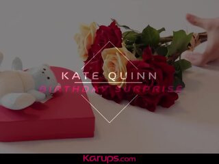 קטן חזה seductress קייט quinn celebrates שלה יוֹם הוּלֶדֶת עם א גדול קשה נַקָר ב שלה כוס