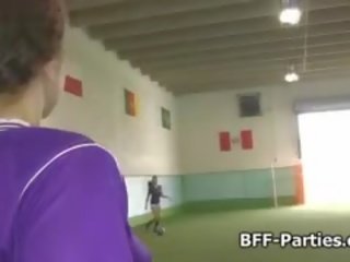 Pusaudze lesbiete futbols komanda laiza vāvere