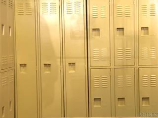 Suur buff wrestler jerks ära sisse a locker tuba