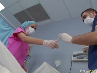 Ekspert taylor dhe një i ri surgeon