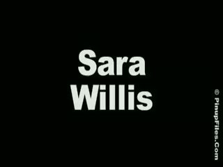 שרה willis בקושי contained על ידי שלה הדוקה עליון