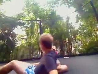 Cặp vợ chồng công khai quái trên trampoline