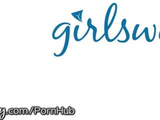 Girlsway लेज़्बीयन टीन नीचे नताशा nice’s डेस्क पुसी खेलने