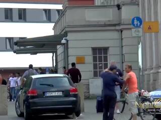 Starý mladík v prdeli mladý streetwalker a pays ji peníze