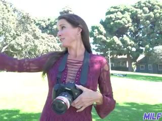 Long-legged brunete mammīte photographer fucks jauns saplaisāt uz viņai foto studio netīras filma movs