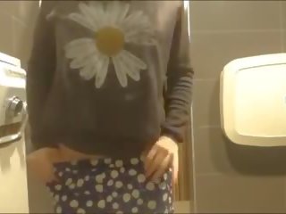 Млад азиатки damsel мастурбиране в търговски център баня: секс видео изд