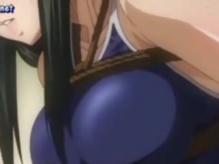 Lascive anime femme fatale krijgt roped omhoog en aangeraakt