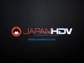 Japonská servírka mimi asuka dostane prst v prdeli v the