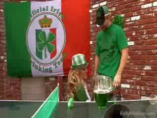 Barmfager kone og grønn øl begynne til en moro st paddys dag