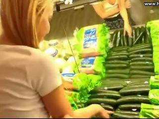 Barátnő baszik uborka -ban nyilvános supermarket