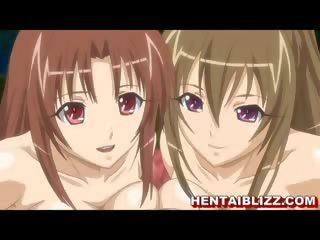 Kolme manga tytöt näyttää hänen toivottava elin kun ottaa kylpy