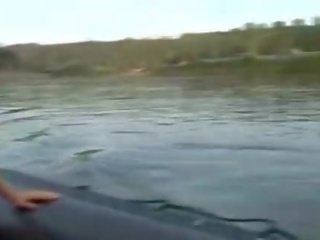 Δυο χαζογκόμενα σκύλες πράξη αυτό επί fisherboat