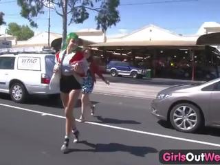 Due arrapato lesbiche godendo adulti video su il strada