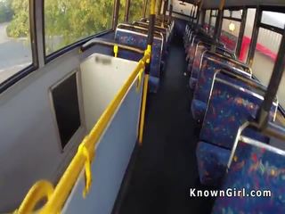 Hårete britisk amatør pannelugg i offentlig buss
