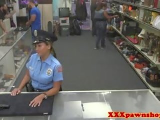 Réel pawnshop sexe vidéo avec bigass flic en uniforme