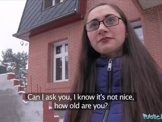 Offentlig ombud ung ryska i glasögon knull en stor johnson