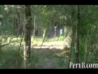 Arma shooting amator prietena inpulit afară uşi în the pădure