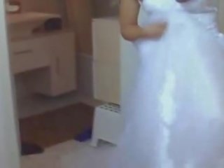 Adolescent в тя сватба рокля прецака трудно