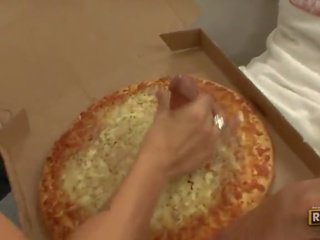 Crista mange une énorme de viande pizza