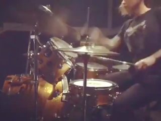 Felicity feline drumming at kuulostaa studios