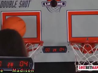 Dos sedusive niñas jugar un juego de desvistiéndose baloncesto shootout