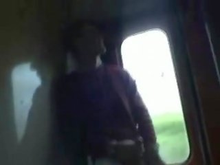 Schoolmeisje zuigen haar jeugdig op een trein