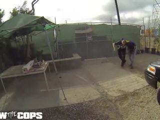 Skrutka the cops - neslušné policajt strieka všetko cez putz