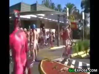 नग्न लोग राइडिंग bikes