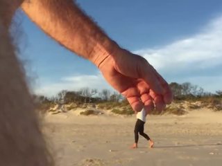 Publisks pludmale ekshibicionists apģērbta sievete kails vīrietis erekcija