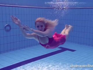 Proklova לוקח את ביקיני ו - swims תחת מים