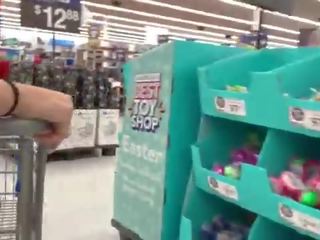 Une réel malade enregistrement une smashing poulette à walmart -