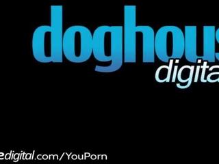 Doghouse groovy आस फक्किंग और डीपी खुशमिजाज आदमी पार्टी